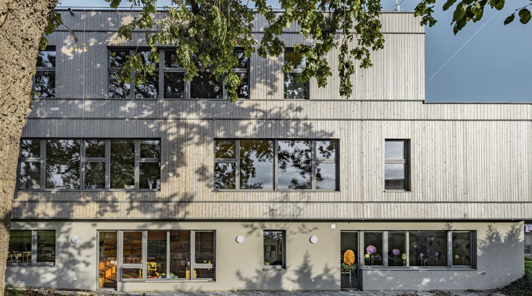 Erweiterung Volksschule Moosbrunn als Holzbau – Gesamtansicht